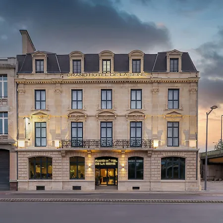 Kyriad Centre 4*